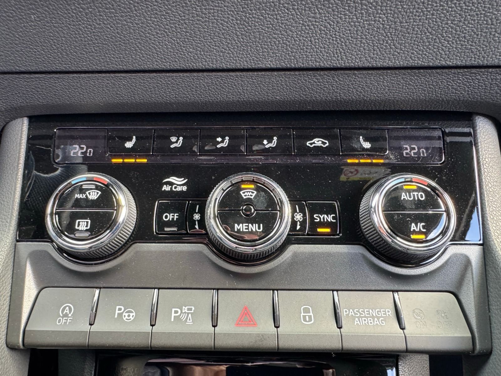 Fahrzeugabbildung SKODA Karoq Sportline 1.5TSI DSG*360°Cam*AHK*eHeck*19Z