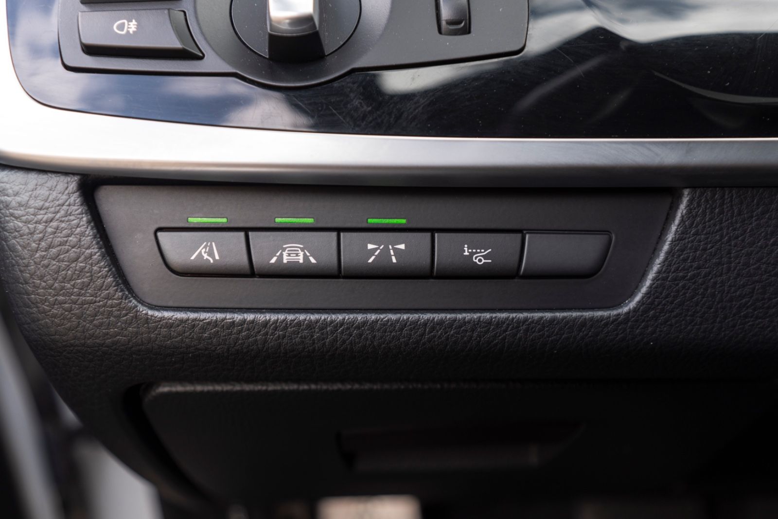 Fahrzeugabbildung BMW 550IX M-SPORTPAKET HUD B&O ACC HUD KAM TOTW