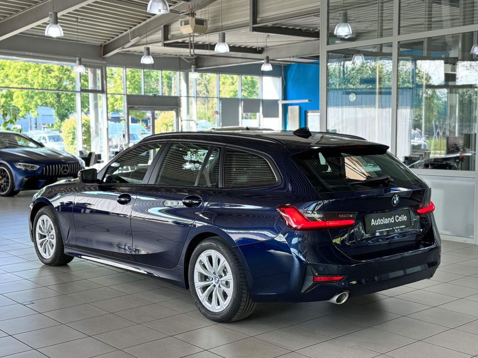 Fahrzeugabbildung BMW 330i xD Panorama DAB CockPitPlus Lordo Sport LED