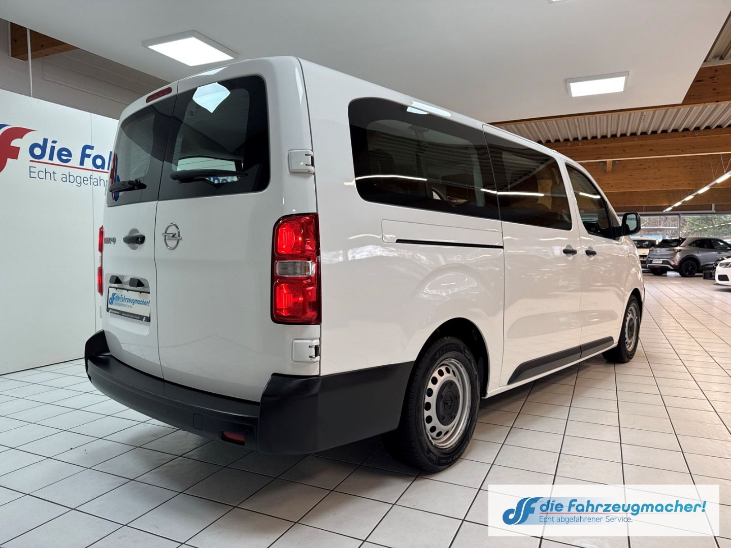 Fahrzeugabbildung Opel Vivaro L Apple CarPlay Android Auto Musikstreami