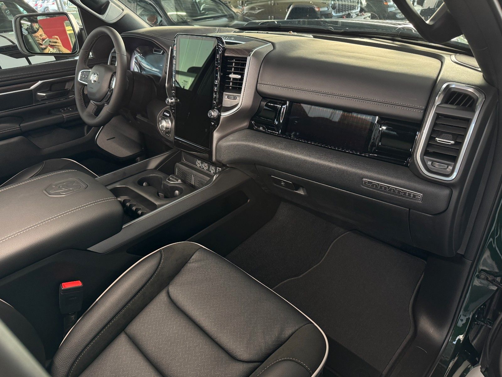 Fahrzeugabbildung Dodge RAM 1500 Crew Cab Laramie Night 5.7 V8 MY 2026