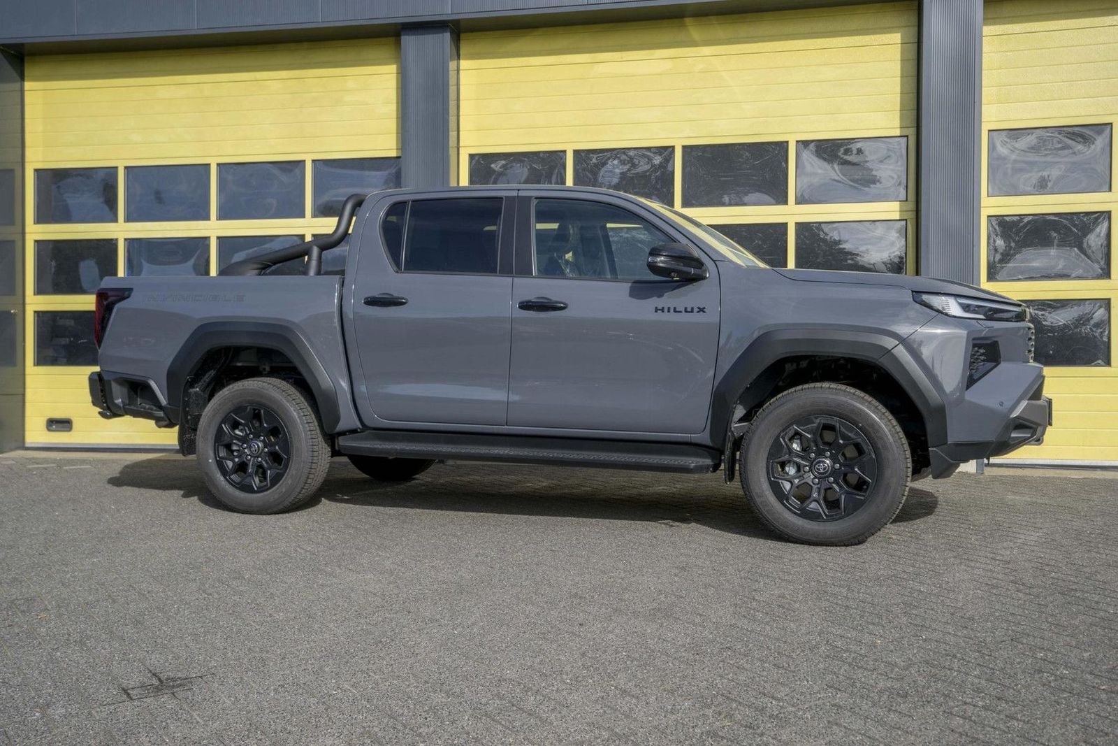 Toyota Hilux 2.8 D-4D Hybrid Invincible JBL voll-aussta imagem 2