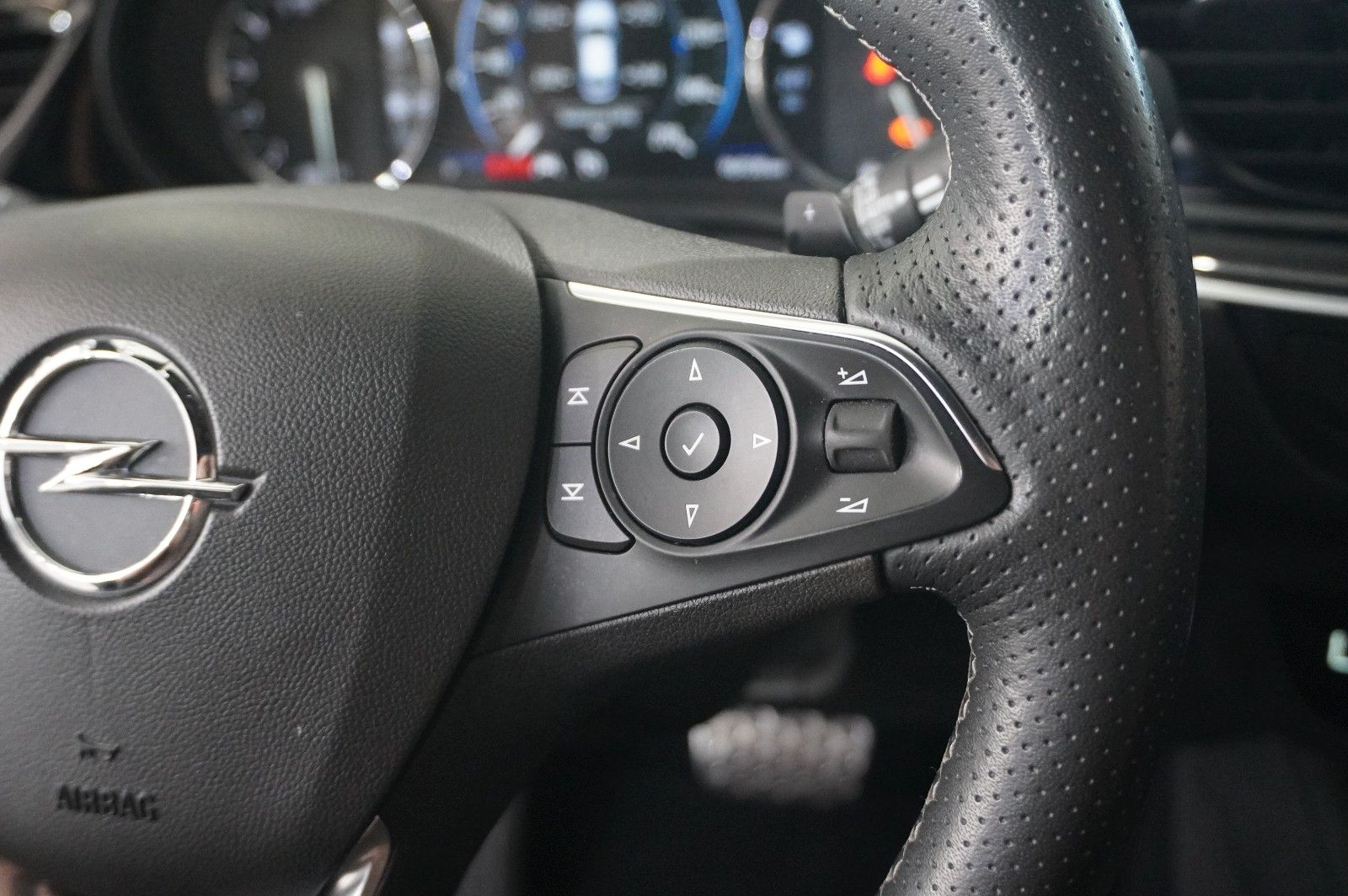 Fahrzeugabbildung Opel Insignia B ST 2.0D ULTIMATE NAVI/OPC/VIRT/SH/AHK