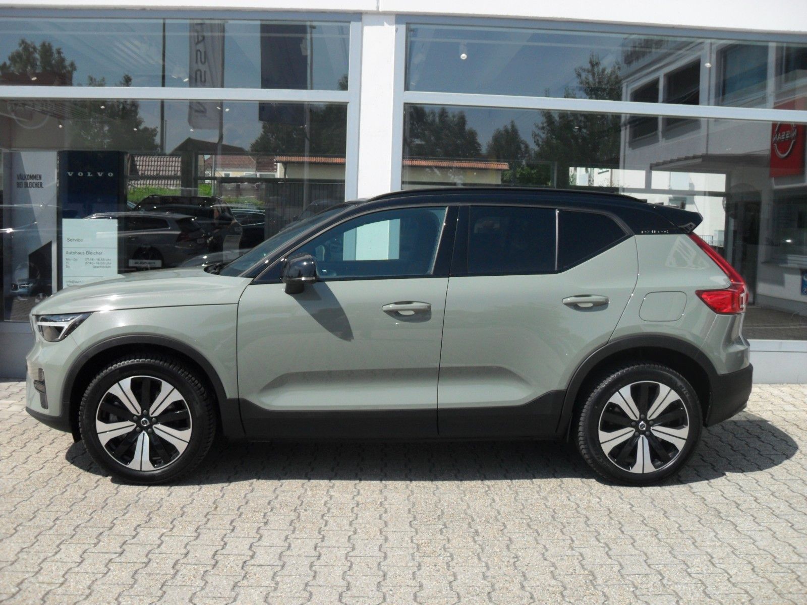 Fahrzeugabbildung Volvo XC 40 Plus Recharge Pure Electric 2WD |AHK | LED