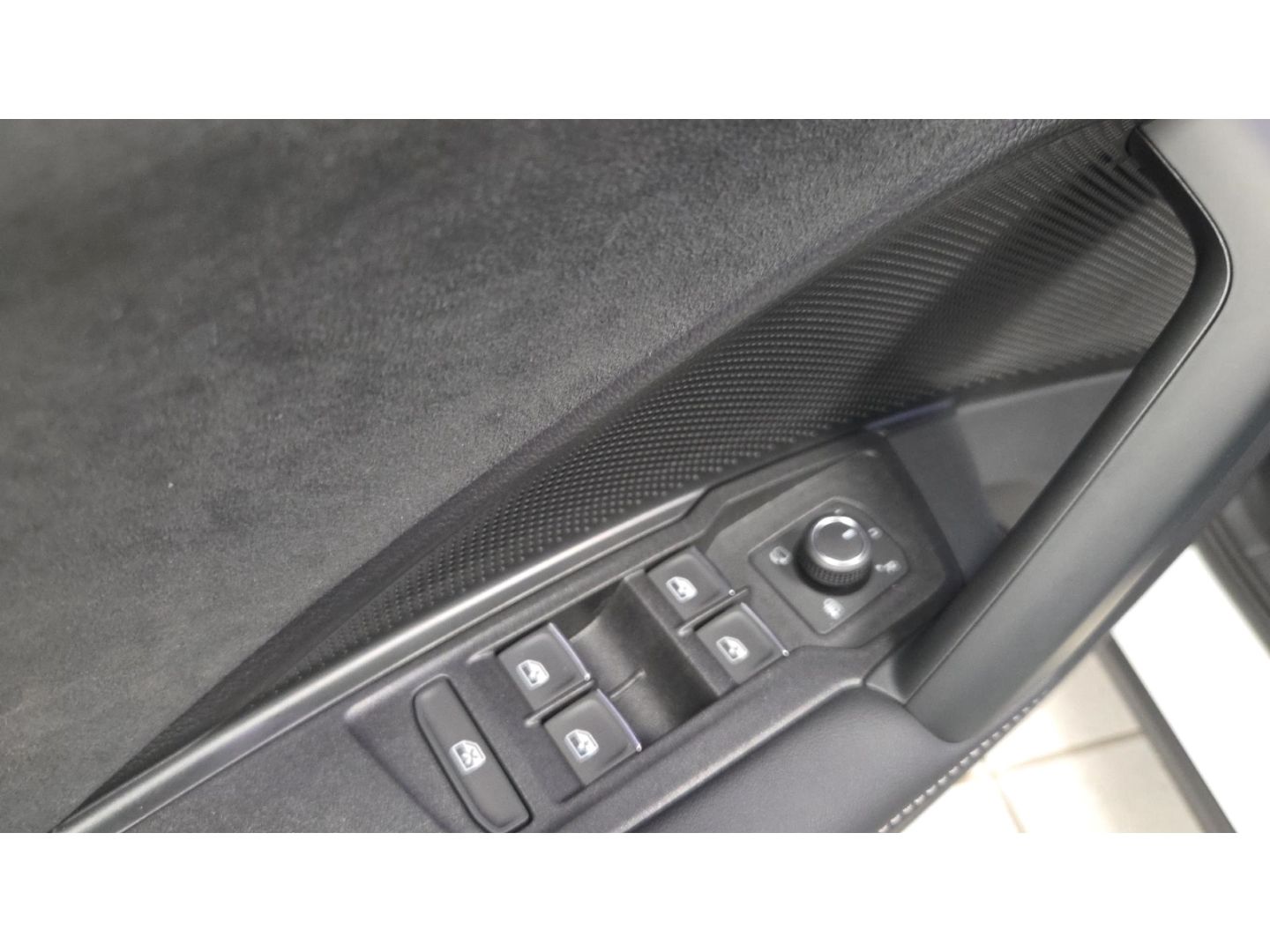 Fahrzeugabbildung Volkswagen Tayron R-Line 1.5 eHybrid DSG Sportpaket HUD AD