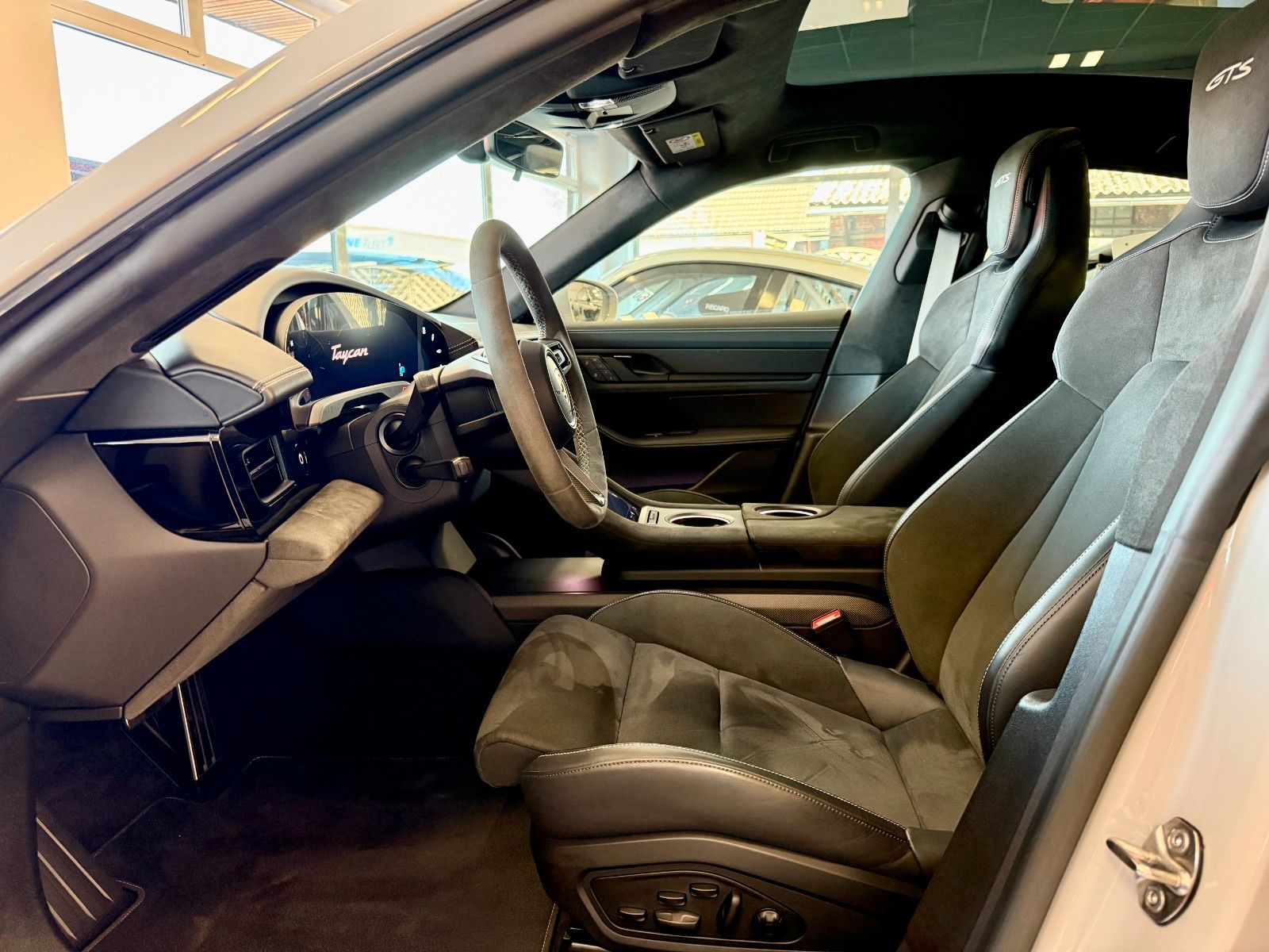 Fahrzeugabbildung Porsche Taycan GTS Panorama/HeadUP/Hinterachlenkung