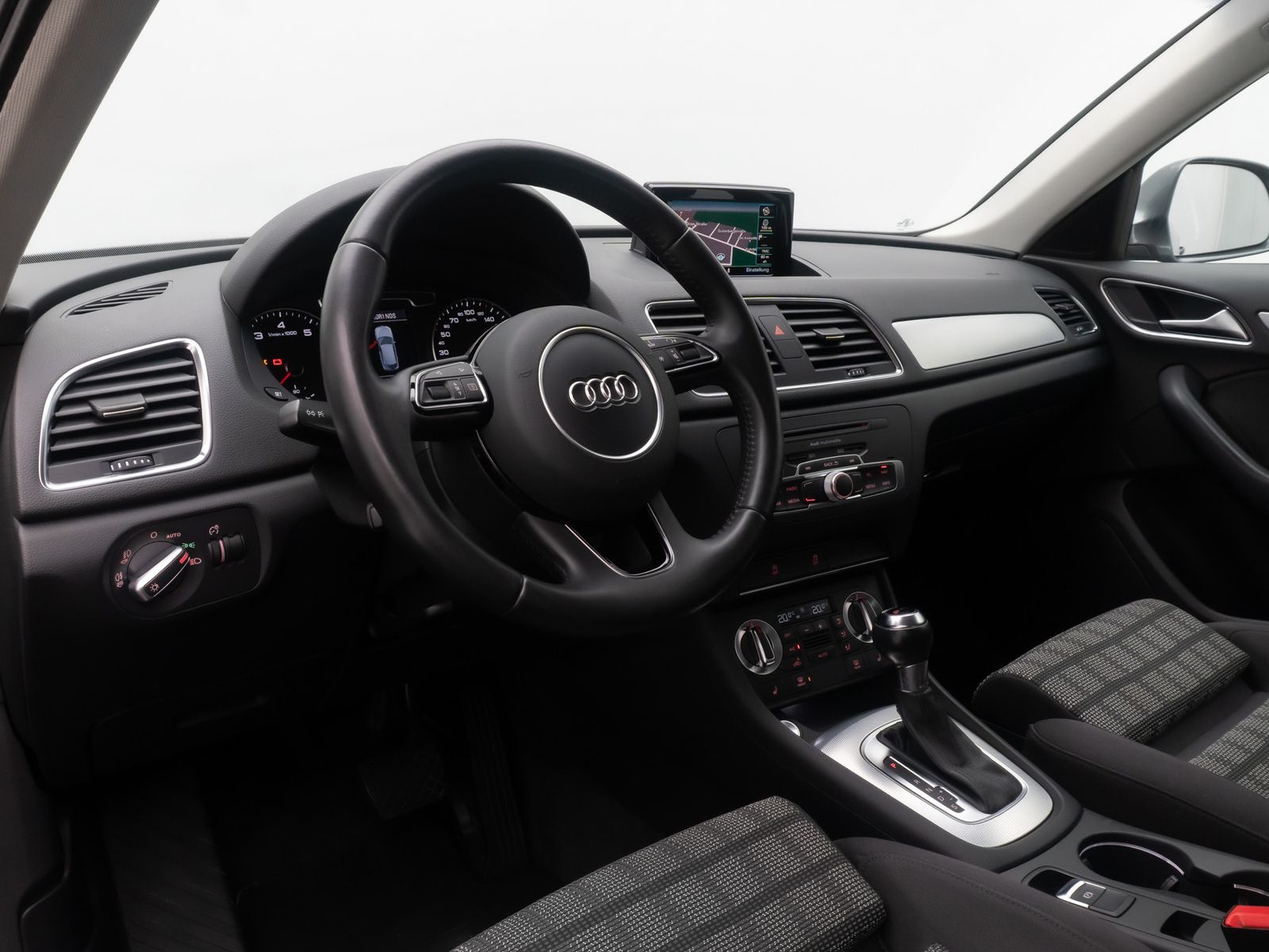 Fahrzeugabbildung Audi Q3 1.4 S Line Tempomat PDC BiXenon Sportsitz 18"