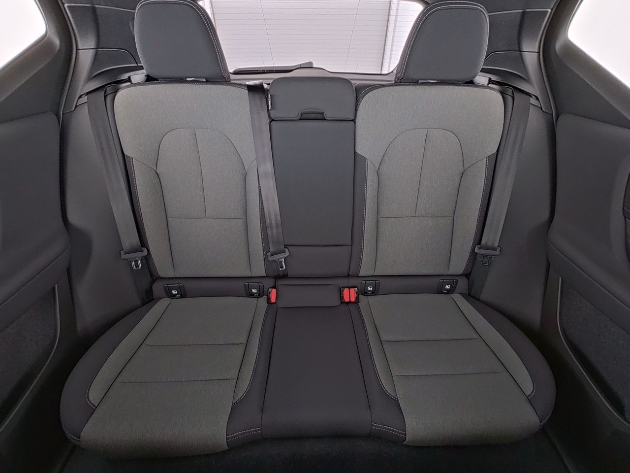 Fahrzeugabbildung Volvo XC40 Plus Dark 2WD