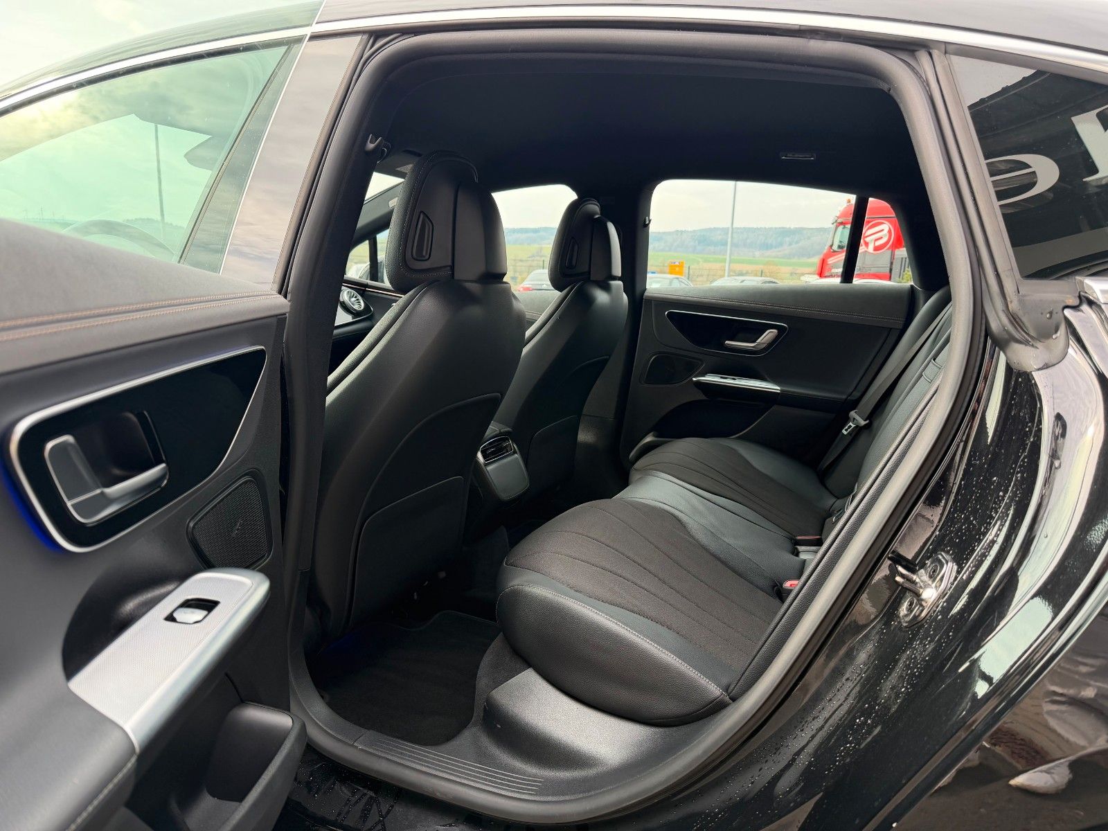 Fahrzeugabbildung Mercedes-Benz EQE 300 Avantgarde+AHK+RFK+Ambiente+HaLenkung