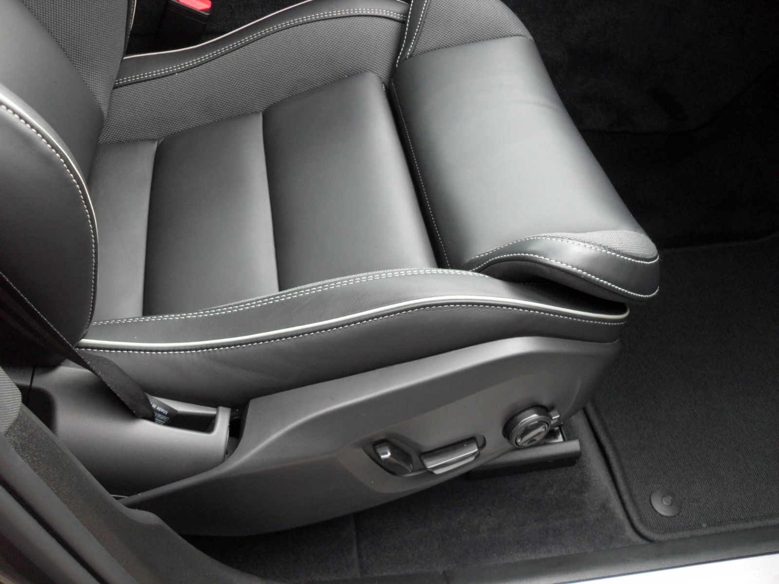 Fahrzeugabbildung Volvo XC60 T6 Plus Dark | AWD | 21er | Licht