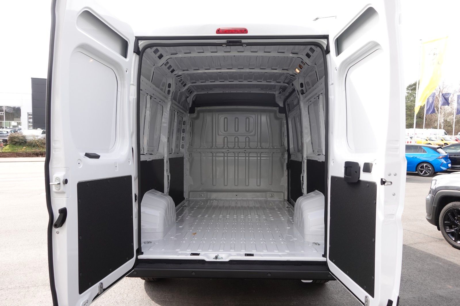 Fahrzeugabbildung Opel Movano Cargo L2H2 2.2 Diesel 103 kW
