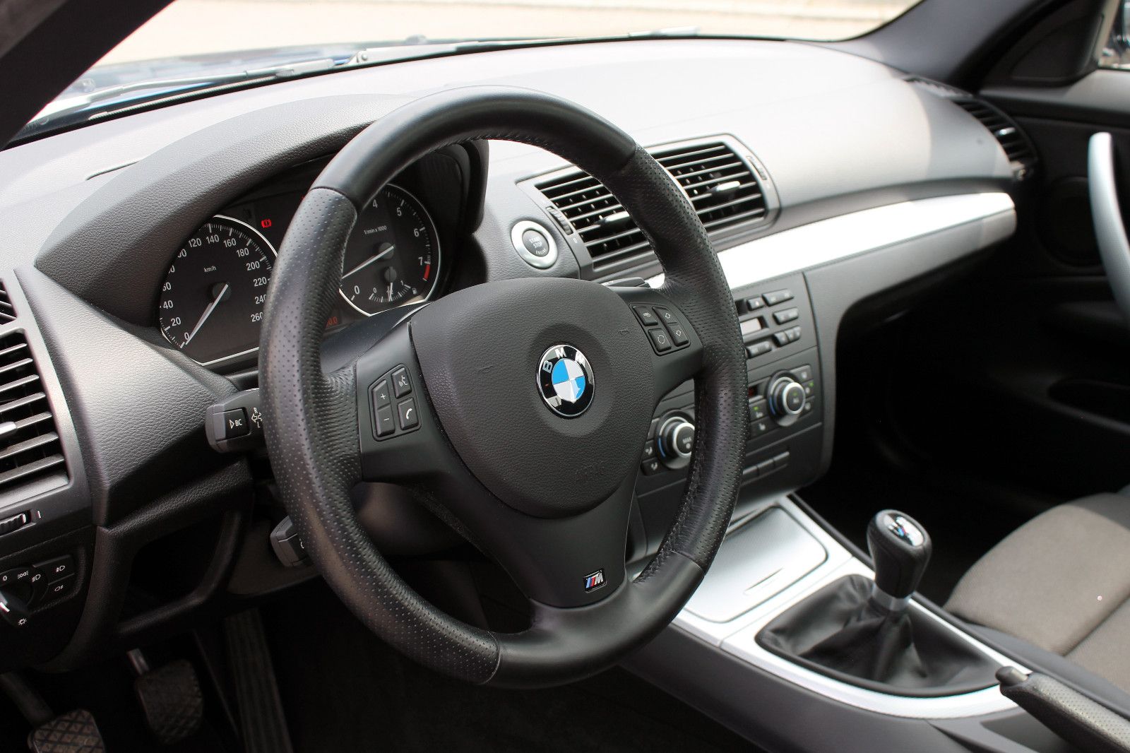Fahrzeugabbildung BMW 125i Coupé E82 M-Sport PDC SHZ XENON eGSD 2Zonen