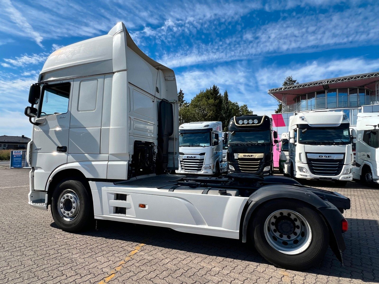 Fahrzeugabbildung DAF 2 Stück XF 530 FT mit Intarder