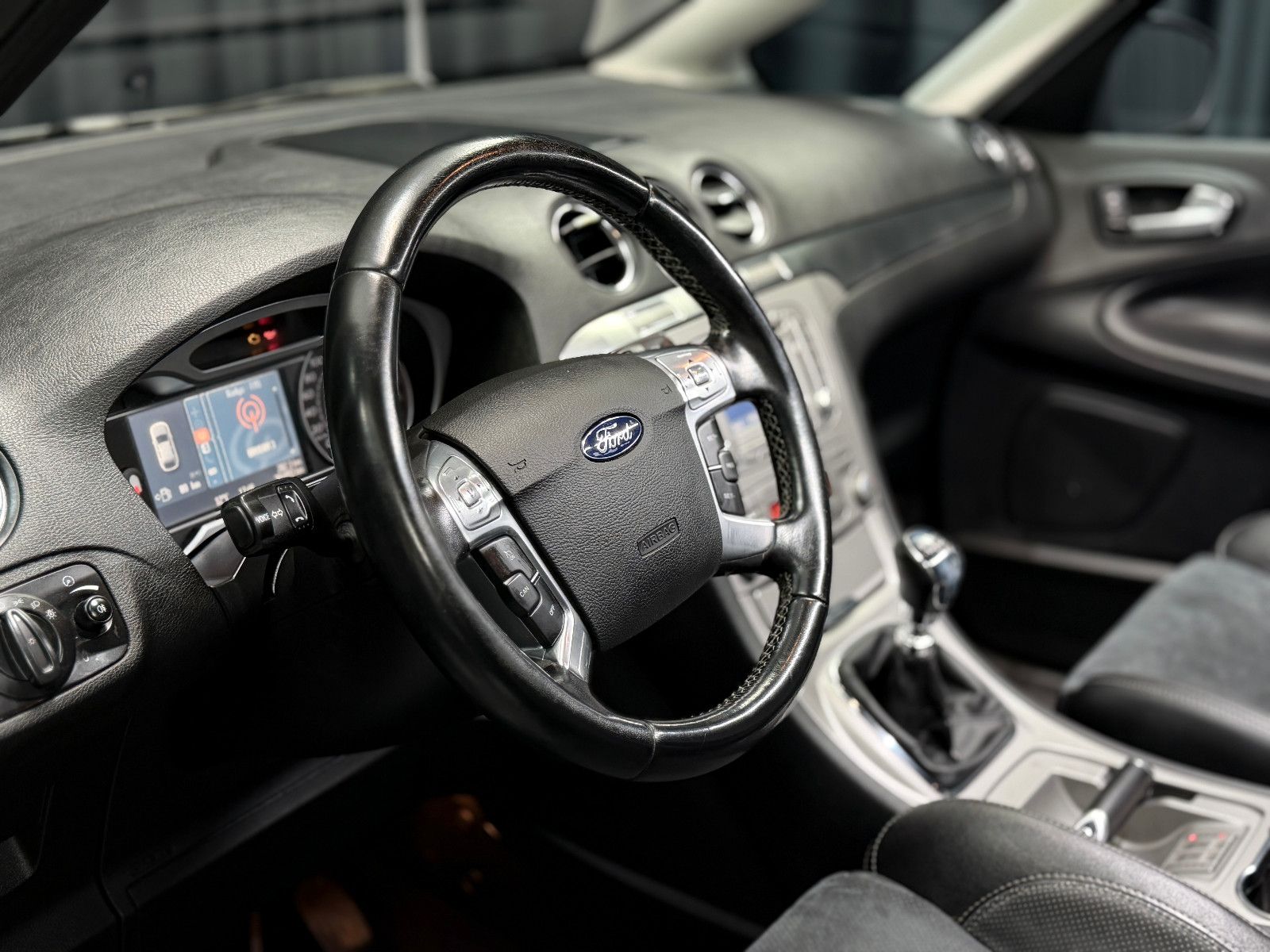 Fahrzeugabbildung Ford S-MAX Titanium|AHK|HU 05/2027