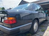 Mercedes-Benz W124 230E - Mercedes-Benz 230 mit Benzin-Antrieb