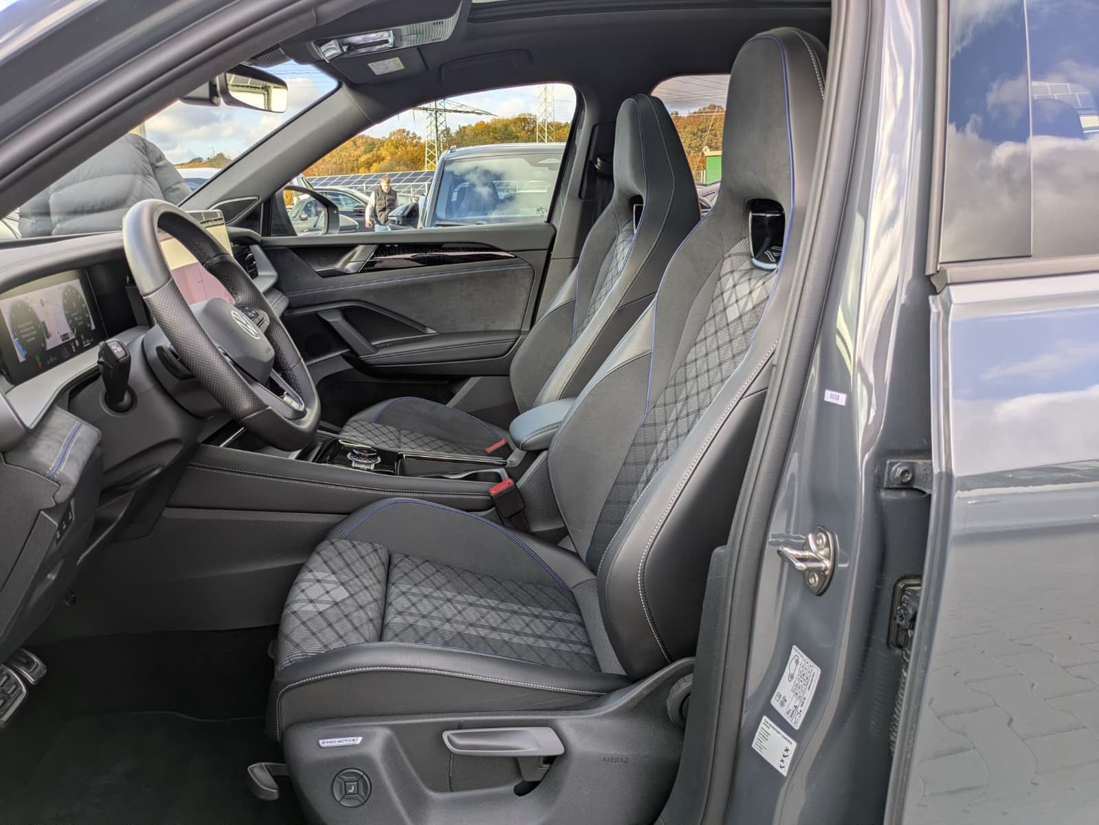 Fahrzeugabbildung Volkswagen Tayron 2.0 TDI 4M R-Line 7Si*MATRIX*AHK*PANO*HUD