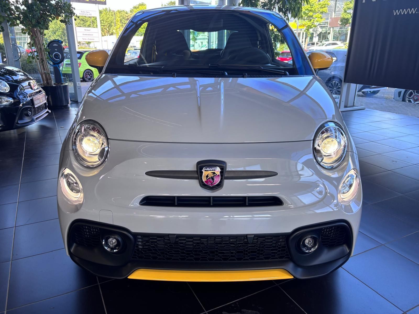 Fahrzeugabbildung Abarth 695 Competizione BEATS SOUNDSYSTEM NAVI ALU