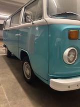 Volkswagen VW T2 b Bus - Volkswagen T2: T2b