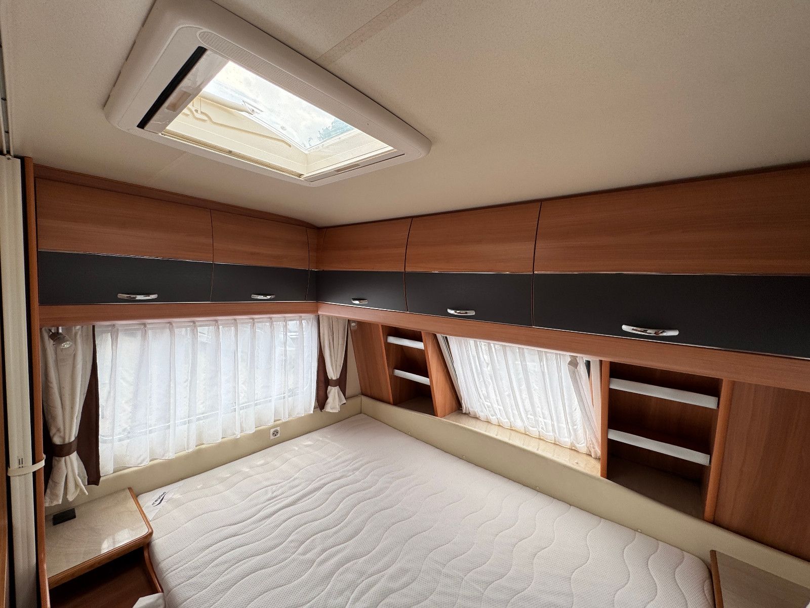 Fahrzeugabbildung Hobby 545 KMF DE LUXE SAT TV MOVER RUNDSITZGRUPPE