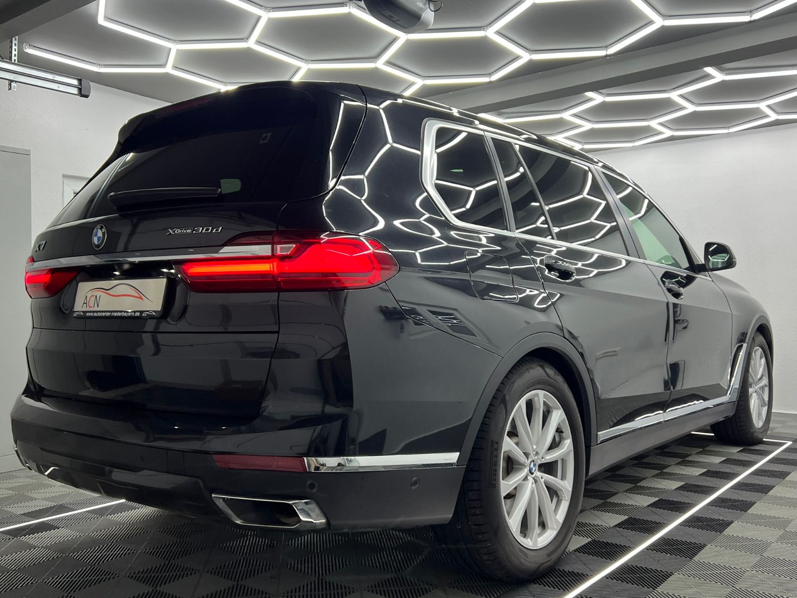 Fahrzeugabbildung BMW X7 xDrive 30d/AHK/B&W/SKYLOUNGE/MASSAGE/7-SITZER