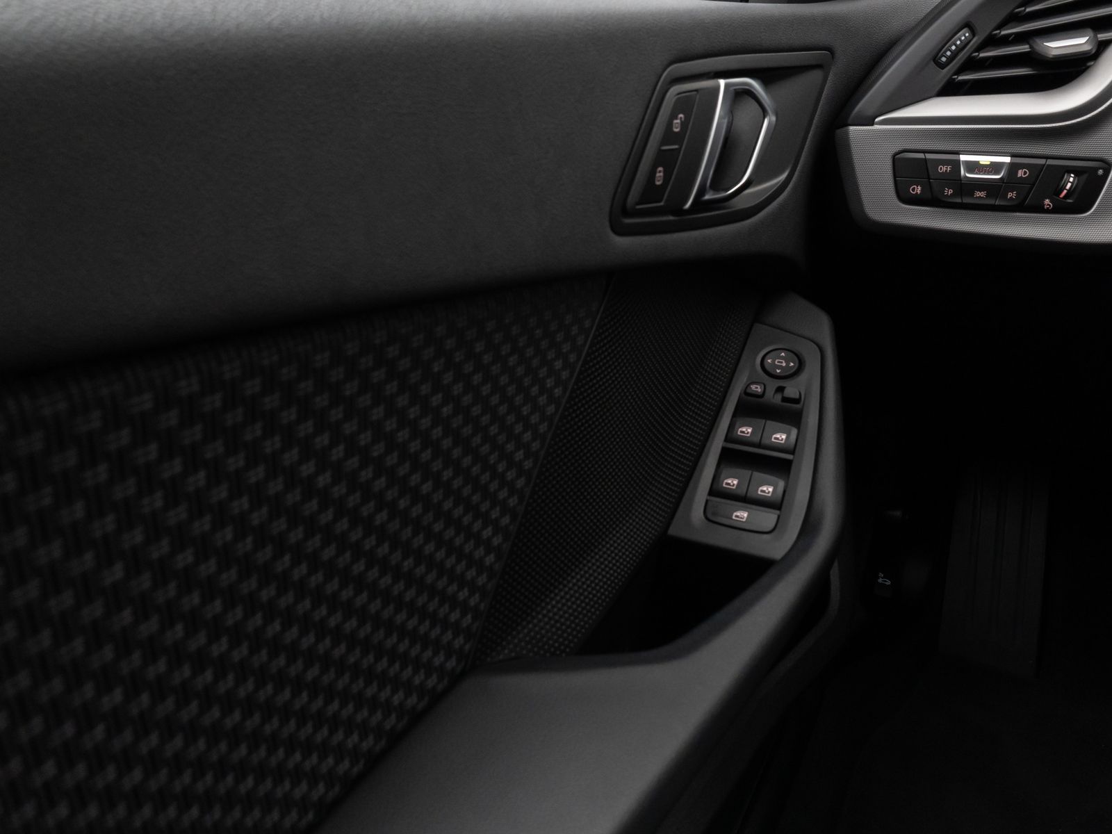 Fahrzeugabbildung BMW 118i GeschwindigReg Kamera DAB FernlichtAss LED