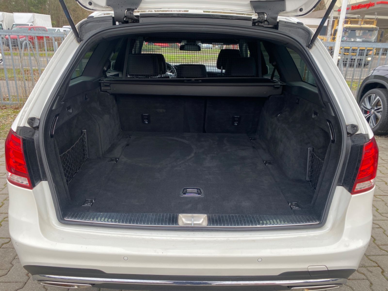 Fahrzeugabbildung Mercedes-Benz E 250 CGI T AMG*Totwinkel*LED*Navi*SHZ*Tempomat*