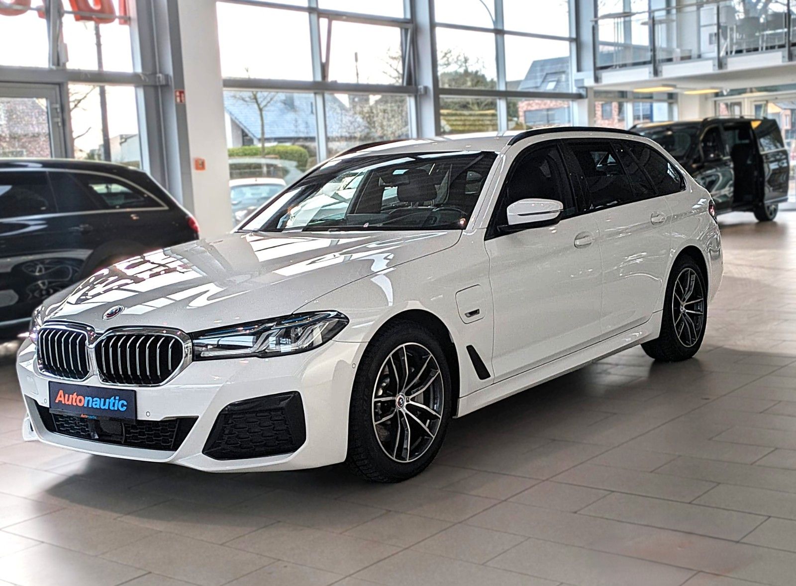 Fahrzeugabbildung BMW 530e M SPORT VIRTUAL HUD NAVI LASER LEDER AHK