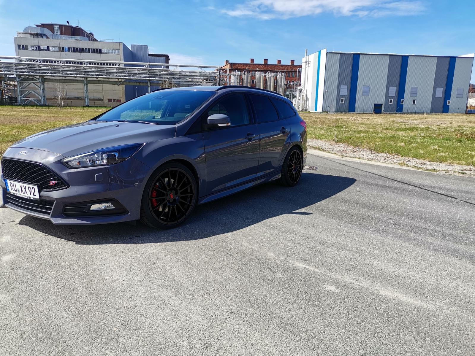 Ford Focus 2015 — вигляд ззаду