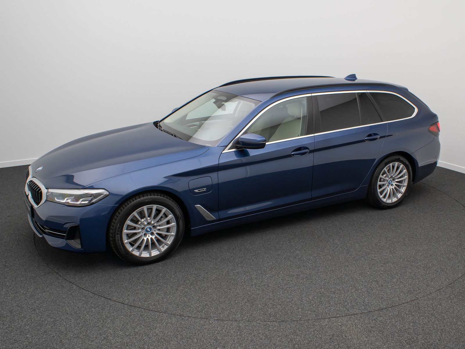 Fahrzeugabbildung BMW 530e Alarm AHK ACC Kamera DAB HiFi WLAN Sport