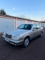 Mercedes-Benz Mercedes E280 (W210) in rarer Champagner-F... - gebrauchte Mercedes-Benz E 280 aus dem Jahr 1998