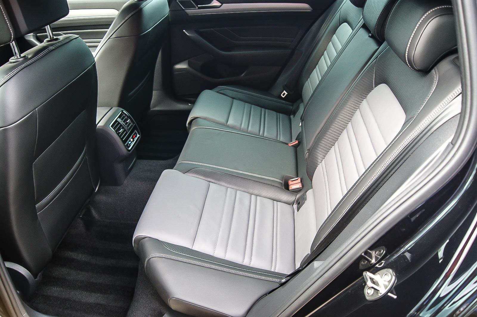 Fahrzeugabbildung Volkswagen Passat Variant 2.0TDI DSG R-LINE ANHZV STANDHZG