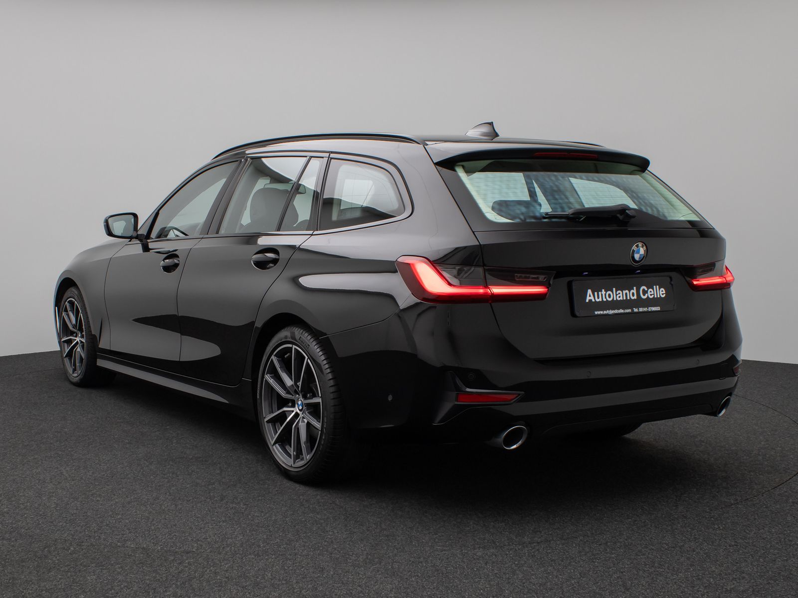 Fahrzeugabbildung BMW 320d  Sport Line Panorama HUD DAB Lordos LED PDC