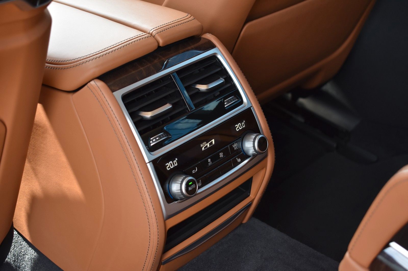 Fahrzeugabbildung BMW 750i xDrive M Sport Gestik Applecar H&K Garantie