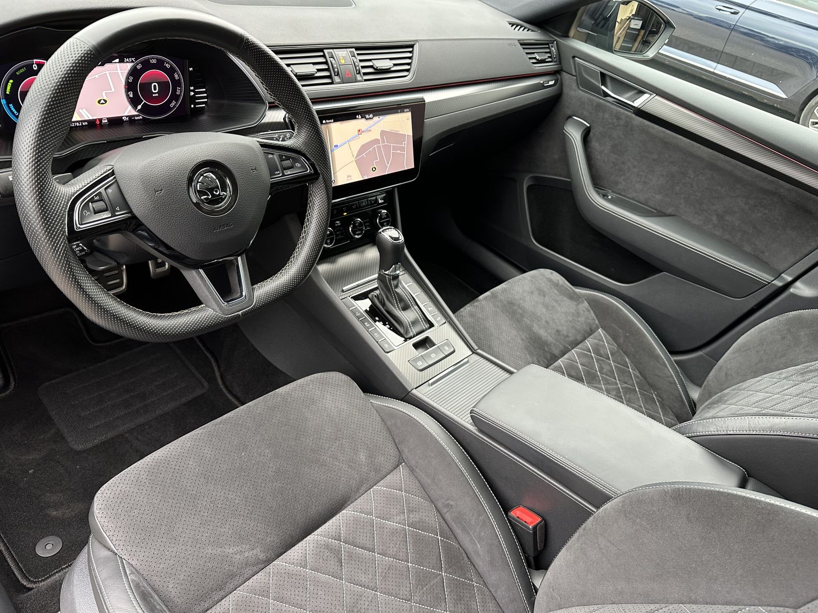 Fahrzeugabbildung SKODA Superb Combi iV Sportline NAV+LED+PANO+VC+19ZOLL