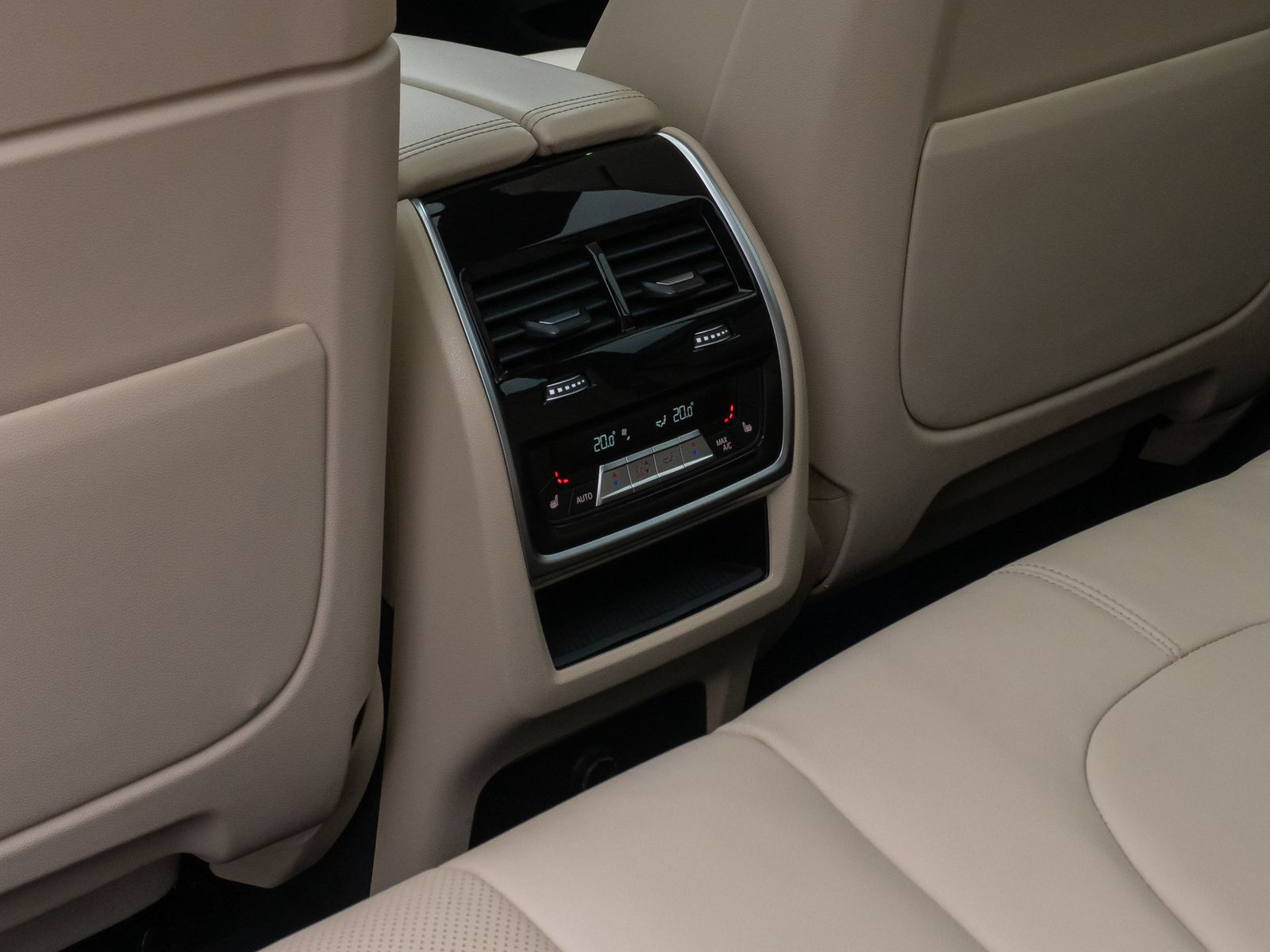 Fahrzeugabbildung BMW X5 xD45e XLine Panorama DAB H/K SoftCL AHK Sport
