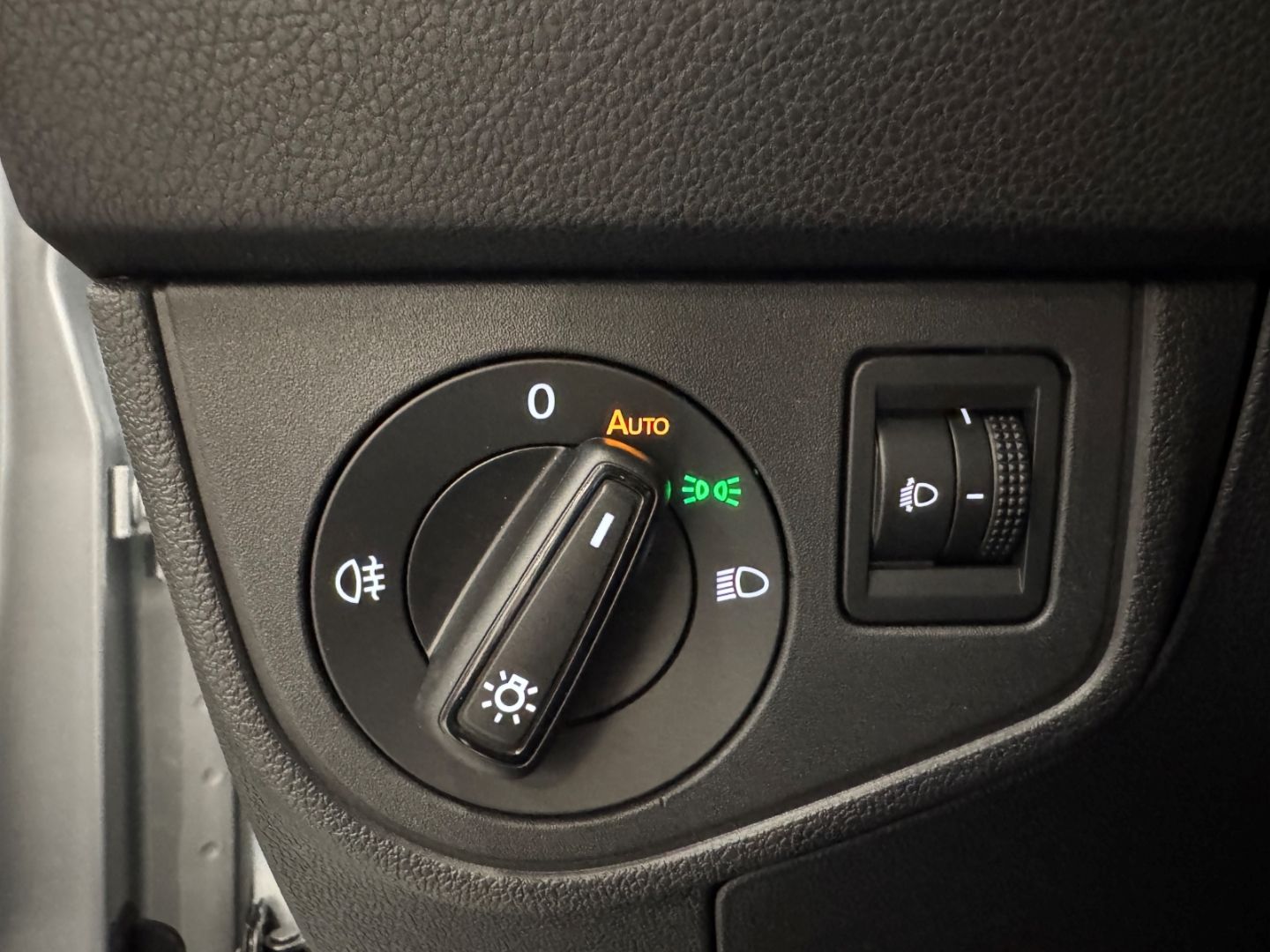 Fahrzeugabbildung Volkswagen Polo VI Life 1.0 TSI Digitales Cockpit LED ACC A