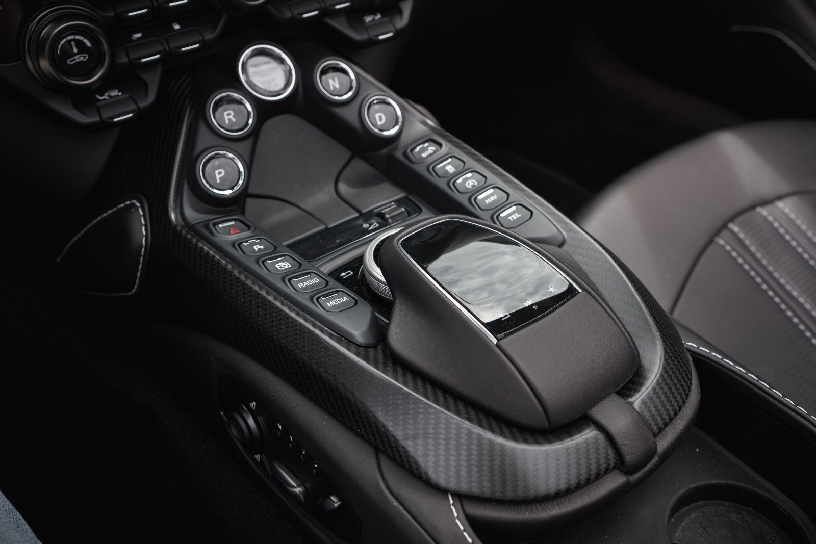 Fahrzeugabbildung Aston Martin V8 Vantage-Roadster-AM Spezialfarbe-Sport Plus.