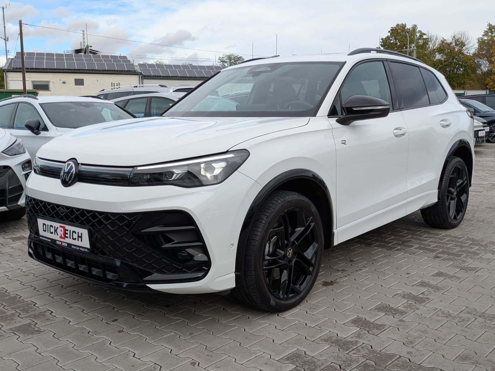 Fahrzeugabbildung Volkswagen Tiguan 2.0 TDI 4M R-Line PANO*H&K*AHK*MATRIX*20"