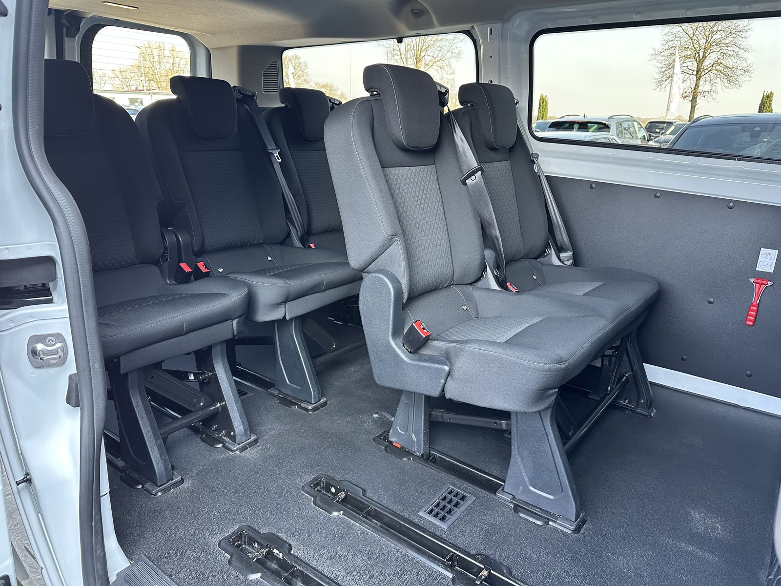 Fahrzeugabbildung Ford Transit Custom 340 L2H1 9-Sitzer AHK+TEMPOMAT+PP