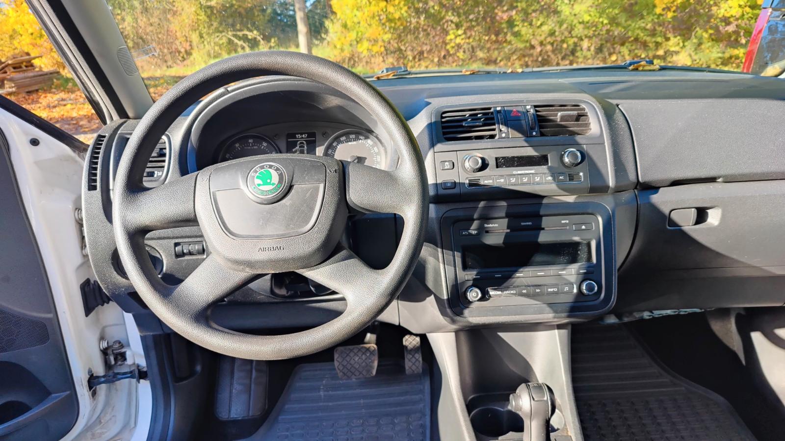 Skoda Fabia 2010 — салон