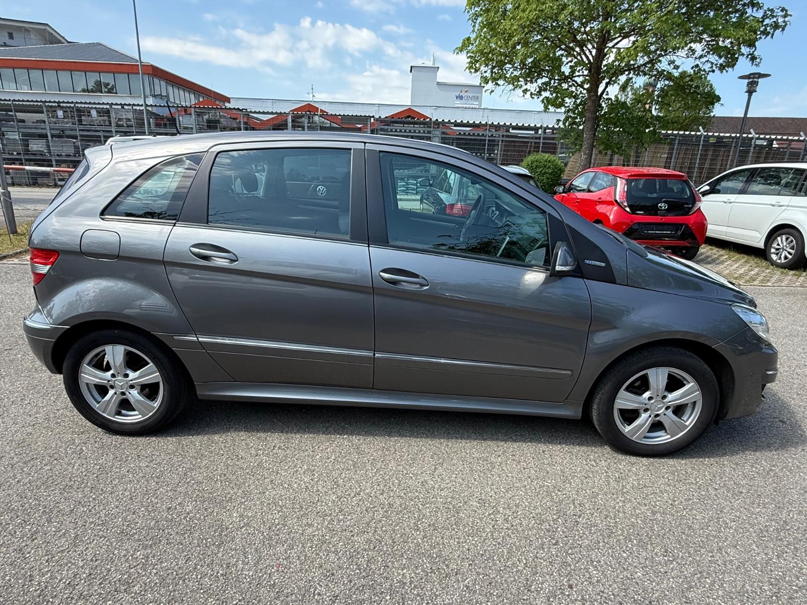 Mercedes-Benz B180 2011 — двигун 1.699 cm³, 116 HP (85kW)