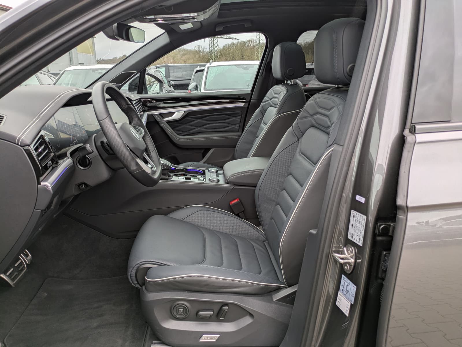 Fahrzeugabbildung Volkswagen Touareg 3.0TDI 4M R-Line VOLL Black 22" UPE 114T