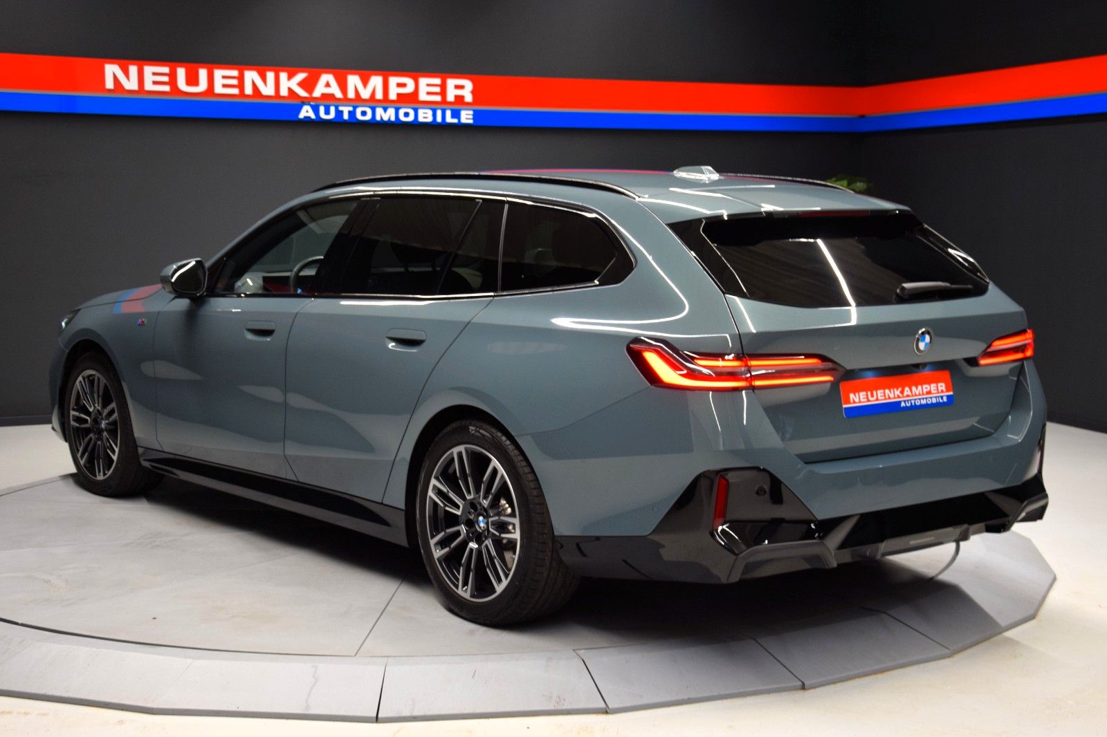 Fahrzeugabbildung BMW 520d xDrive Tour M Sport Pro Iconic Glow Stndhzg