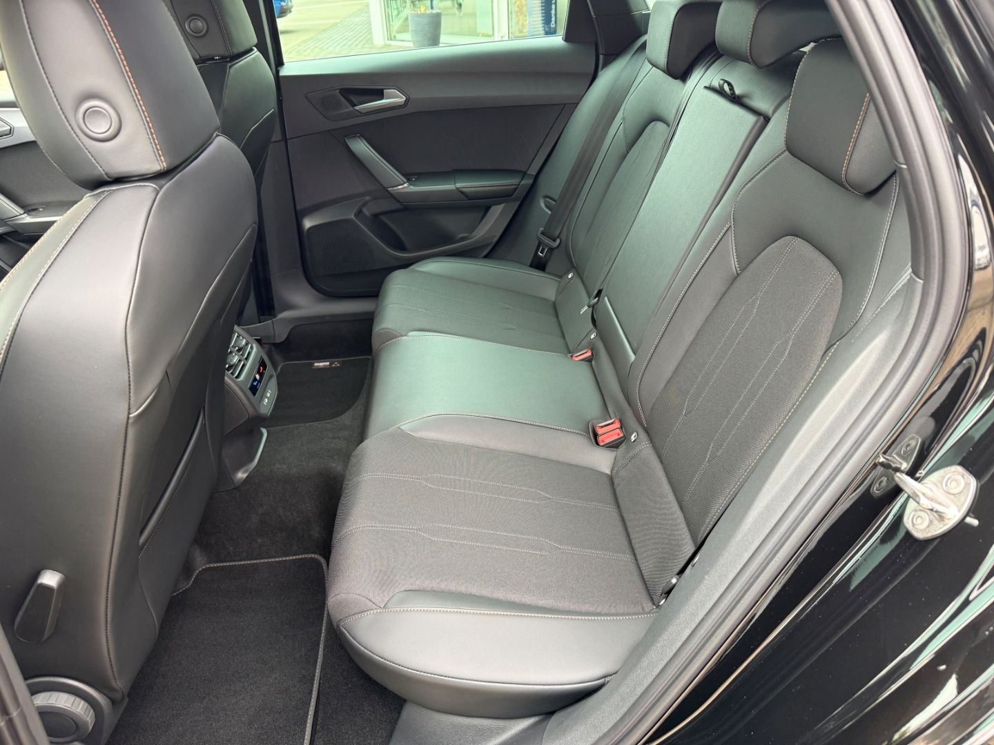 Fahrzeugabbildung CUPRA Leon Sportstourer 1.5 eTSI 110 kW Sportpaket Nav