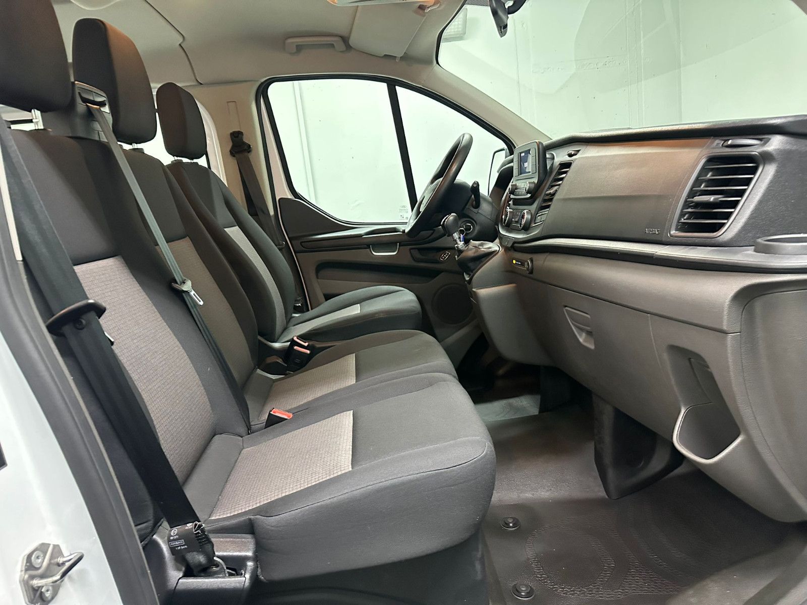 Fahrzeugabbildung Ford Transit Custom 320 L1H1  - 9Sitze*KLIMA