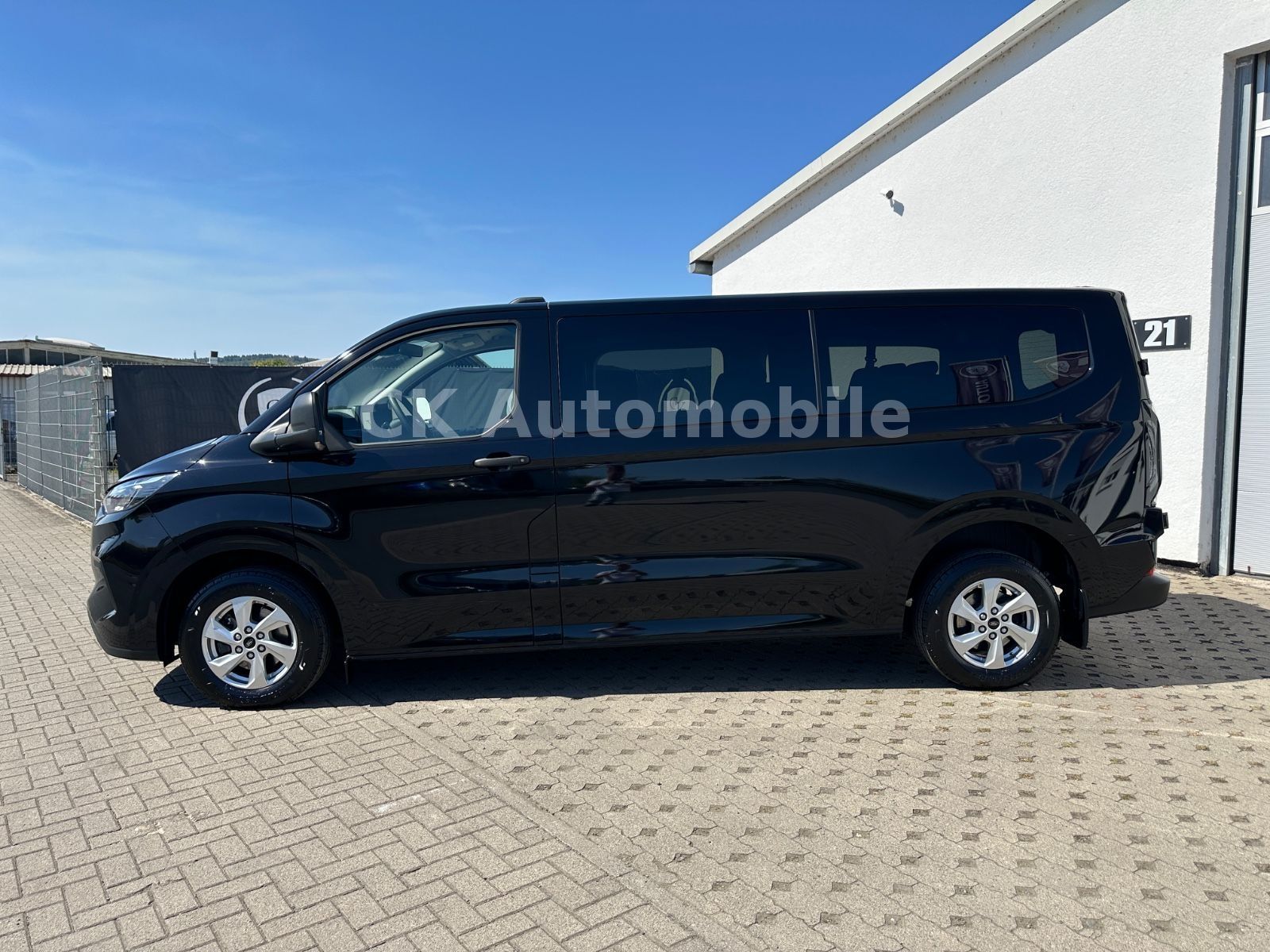 Fahrzeugabbildung Ford Transit Custom Kombi 320 L2 AWD Trend/9 Sitze