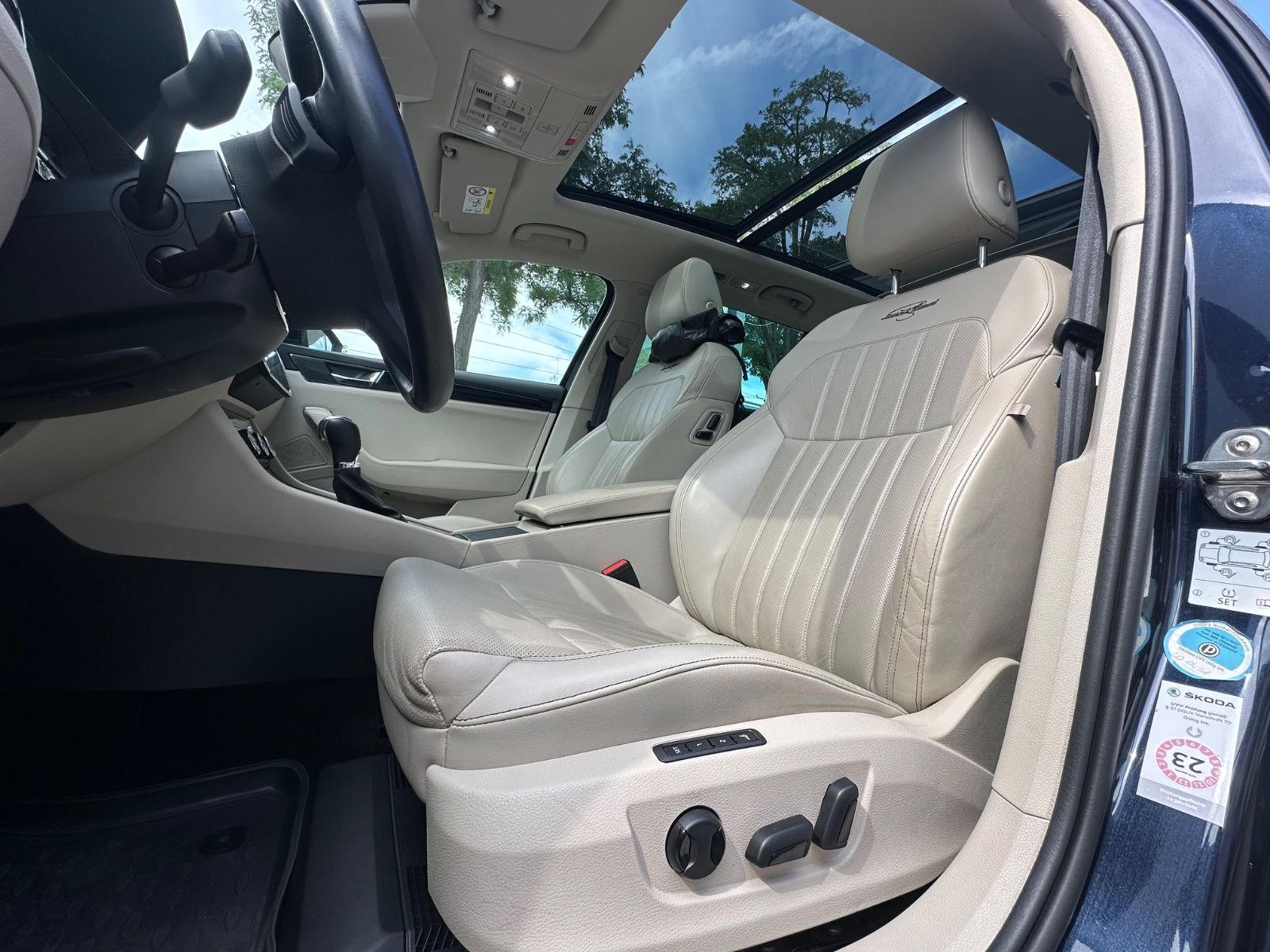 Skoda Superb Combi L&K 4x4 Leder Standhzng AHK Pano foto 16
