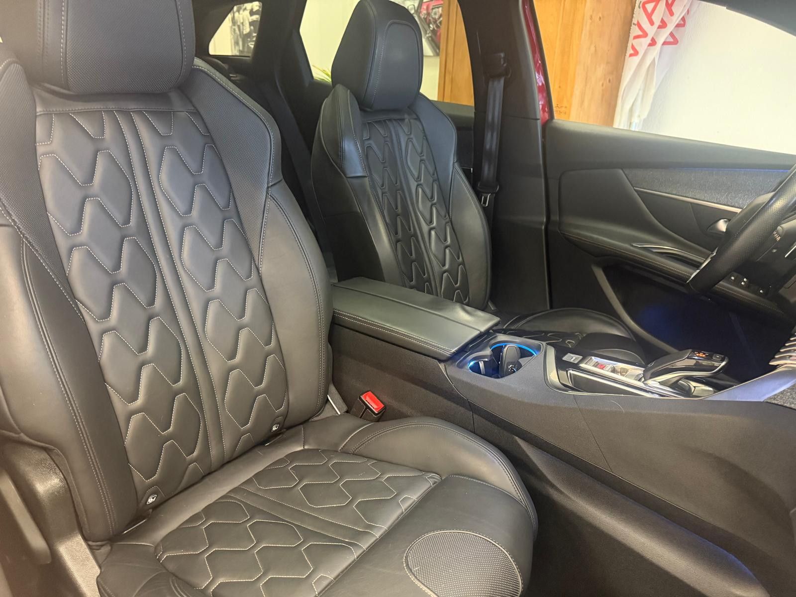 Fahrzeugabbildung Peugeot 3008 Allure  GT /SCHECKHEFT/ LED/AHK/ PANORAMA