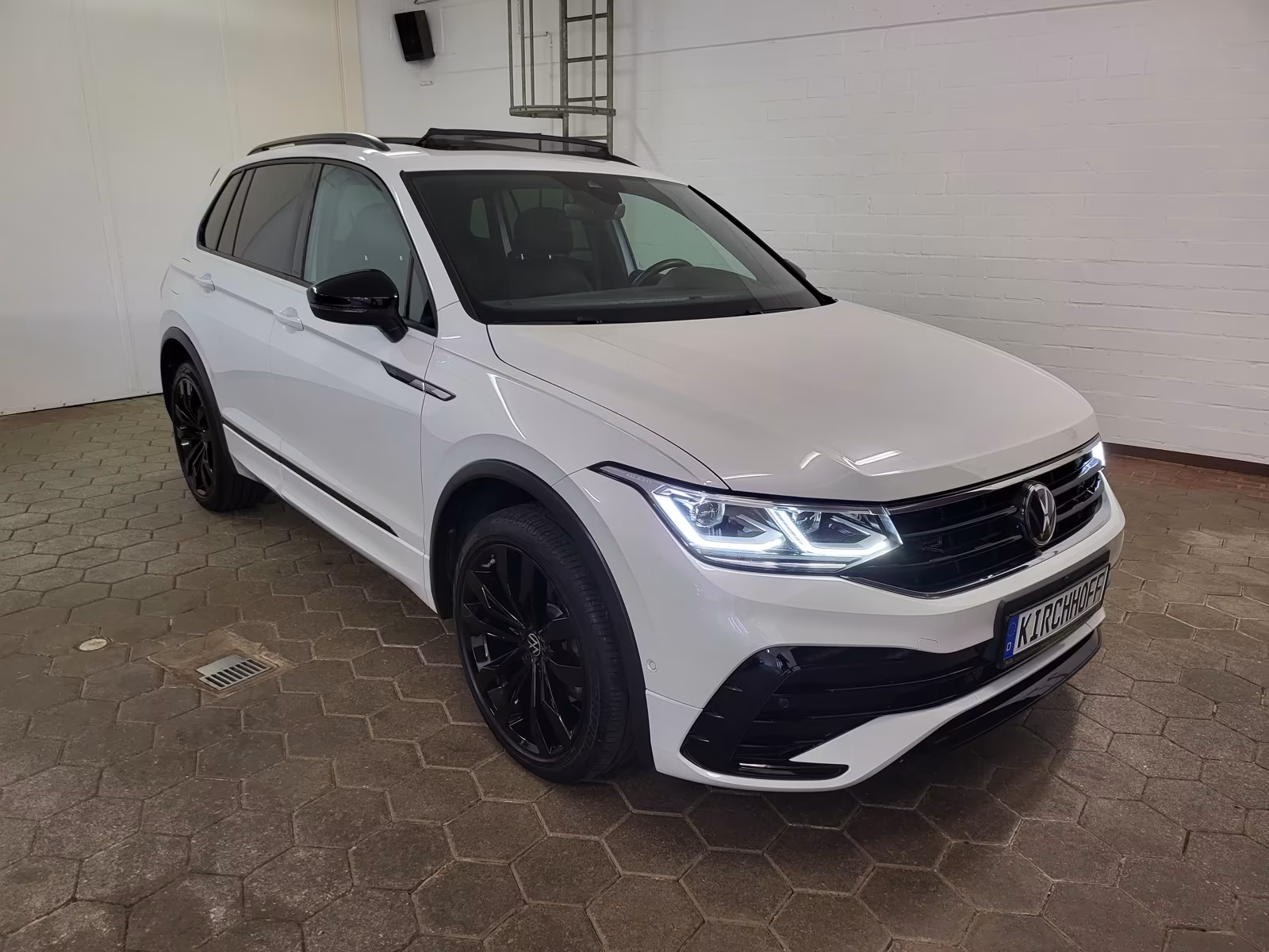 Volkswagen Tiguan R-Line BLACK 4Motion DSG 20-ZOLL AMBIENTE