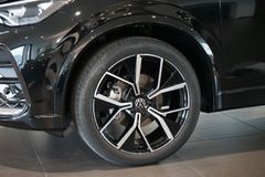 VW Tiguan 1.5 eTSI R-Line | Pano | AHK | 20" VW Tiguan 1.5 eTSI R-Line | Pano | AHK | 20"